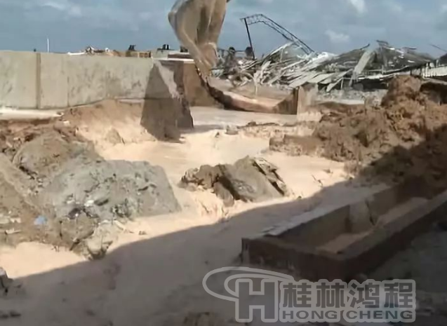 廉江政府鐵腕整治拆除一高嶺土廠，連設(shè)備都砸碎！